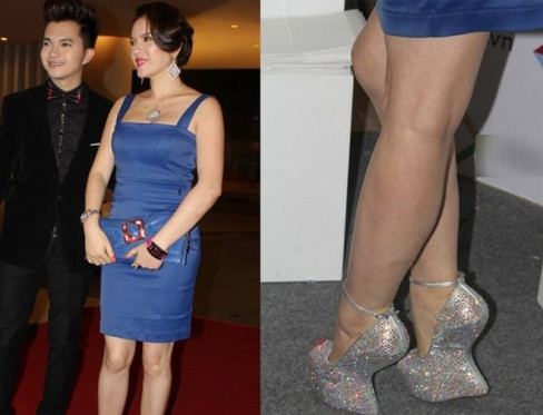 Lý Nhã Kỳ là một trong những người đẹp Việt chịu khó đầu tư trang phục nhất mỗi lần xuất hiện trước công chúng. Nhiều lần nữ diễn viên này từng gây chú ý bằng cách chưng diện những mẫu giày hàng hiệu với kiểu dáng độc đáo có một không hai. Trong ảnh là đôi giày móng ngựa ánh kim sang trọng.