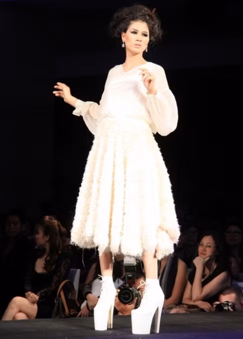 Người mẫu Trang Trần tạo dáng trên đôi giày cao lênh khênh của nhà thiết kế Đỗ Mạnh Cường.