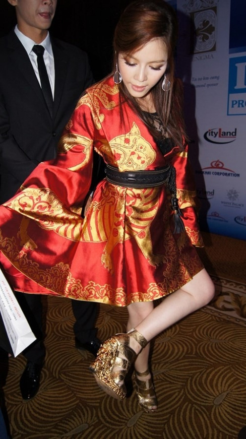 Tại một sự kiện khác hồi năm 2012, cựu Đại sứ du lịch Việt Nam diện đôi giày đế xuồng độc đáo của thương hiệu Alexander McQueen. Mẫu giày này có giá lên đến 300 triệu đồng.