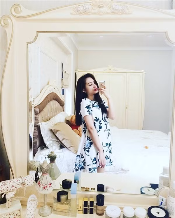 Căn phòng ngủ của Bảo Nguyên lộng lẫy và sang chảnh như cung điện.