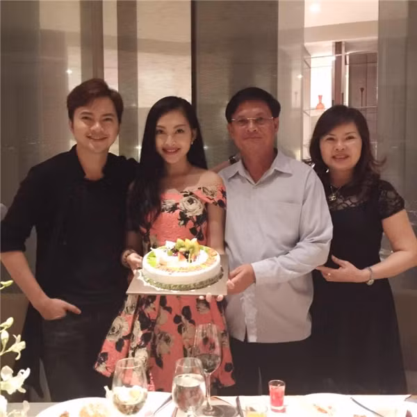 Bảo Nguyên - em gái của Nam Cường cũng sở hữu vẻ ngoài xinh xắn, làn da trắng mịn màng, vóc dáng cao ráo. Hiện, Bảo Nguyên đang sống bên London, Anh.