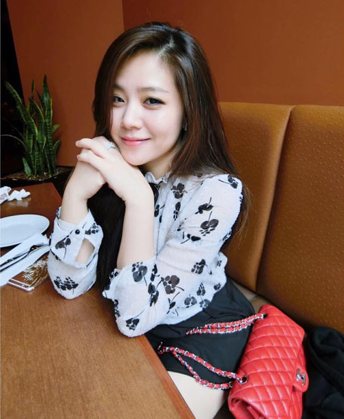 Cuộc sống sang chảnh của Ông Thoại Liên là sở hữu những bộ sưu tập hàng hiệu đồ sộ giá cả trăm triệu đồng, thường xuyên check-in tại các nhà hàng sang trọng.