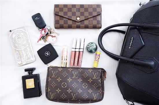 Món đồ không thể thiếu với Jacqueline chính là mỹ phẩm. Kho mỹ phẩm đồ sộ của em gái Jennifer có lẽ khiến rất nhiều cô gái phải ghen tị.