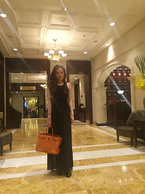 Với số tiền đó, Ngọc Phượng có một cuộc sống sang chảnh khi đi du lịch nhiều nơi và ăn uống ở những nhà hàng nổi tiếng.