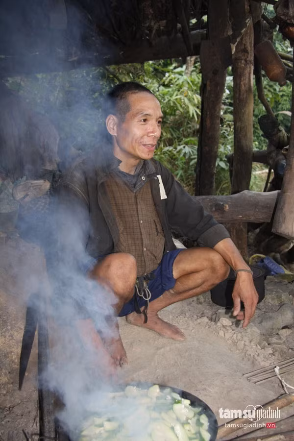 Ông Bình bên chảo đu đủ xanh mà ông ăn quanh năm.