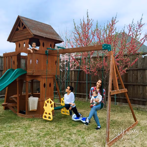 Khoảng sân sau được chia thành nơi trồng rau, hoa cỏ và sân chơi cho các con.