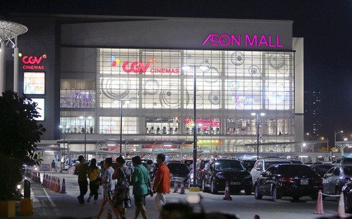 Trước 7-Eleven, tập đoàn bán lẻ AEON của Nhật đã thâm nhập thị trường Việt. Aeon, nhà bán lẻ lớn nhất Nhật Bản về doanh thu, hiện có 4 trung tâm thương mại và 54 siêu thị ở Việt Nam. Con số siêu thị Aeon ở Việt Nam nhiều gấp hơn 2 lần so với số cửa hiệu thực phẩm của công ty này ở Trung Quốc và chiếm 1/3 số siêu thị của Aeon ngoài thị trường Nhật.