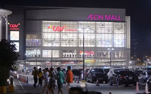 Trước 7-Eleven, tập đoàn bán lẻ AEON của Nhật đã thâm nhập thị trường Việt. Aeon, nhà bán lẻ lớn nhất Nhật Bản về doanh thu, hiện có 4 trung tâm thương mại và 54 siêu thị ở Việt Nam. Con số siêu thị Aeon ở Việt Nam nhiều gấp hơn 2 lần so với số cửa hiệu thực phẩm của công ty này ở Trung Quốc và chiếm 1/3 số siêu thị của Aeon ngoài thị trường Nhật.