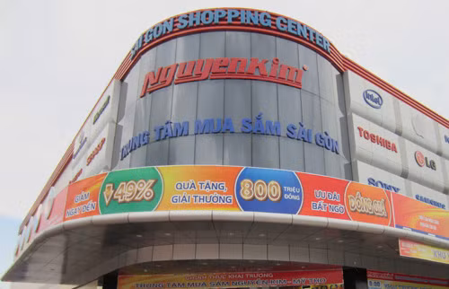 Tiếp theo đó, vào đầu năm 2015, Tập đoàn Central Group của tỷ phú Thái Lan Chirathivat đã mua lại 49% cổ phần công ty sở hữu chuỗi siêu thị điện máy Nguyễn Kim.