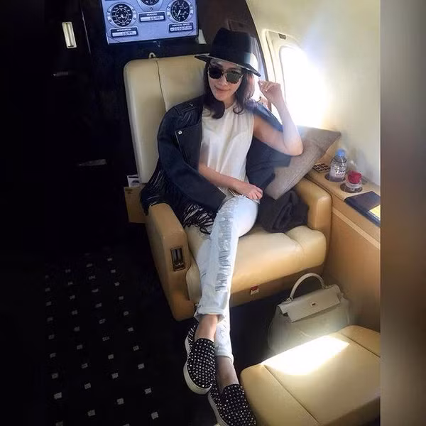 Cô nàng thường xuyên di chuyển bằng máy bay hạng sang.