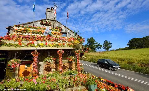 Mọi người lái xe qua đây đều phải trầm trồ vì vẻ đẹp lãng mạn của ngôi nhà.