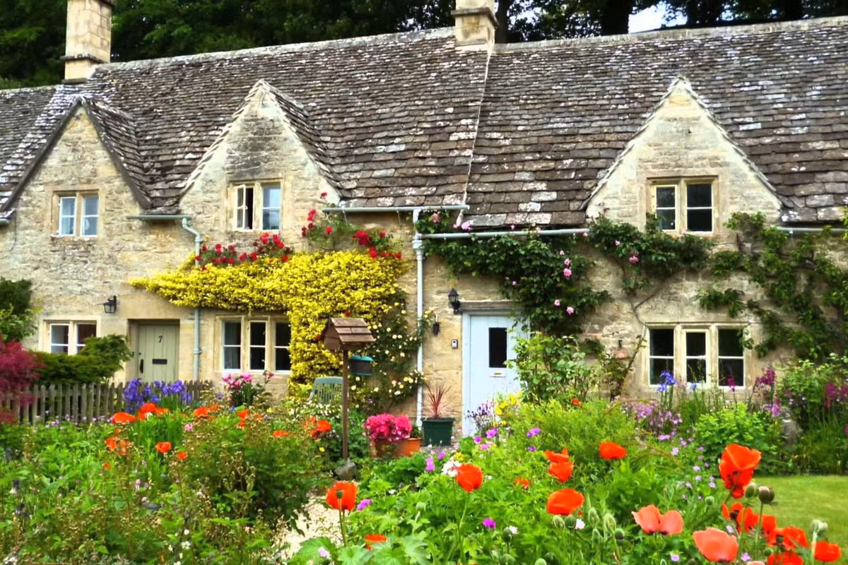 Những ngôi nhà ngập hoa hồng ở châu Âu luôn khiến người ta chìm đắm trong nét ngọt ngào và lãng mạn.