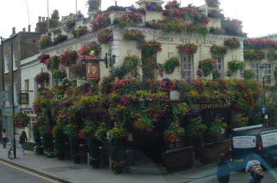 Một ngôi nhà ở châu Âu phủ đầy hoa tươi bắt mắt.