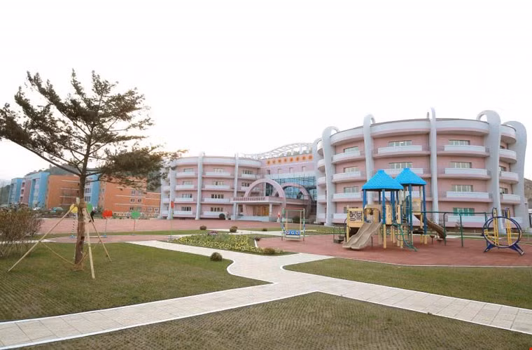 Khung cảnh bên ngoài trại trẻ mồ côi Wonsan.