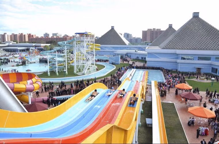 Công viên nước Munsu: Được xây dựng từ tháng 2/2105 trên tổng diện tích 10,9 ha, công viên hiện đại này chính thức mở cửa đón khách vào ngày 15/10/2015 nhân dịp kỉ niệm 68 năm ngày thành lập Đảng Lao động Triều Tiên.