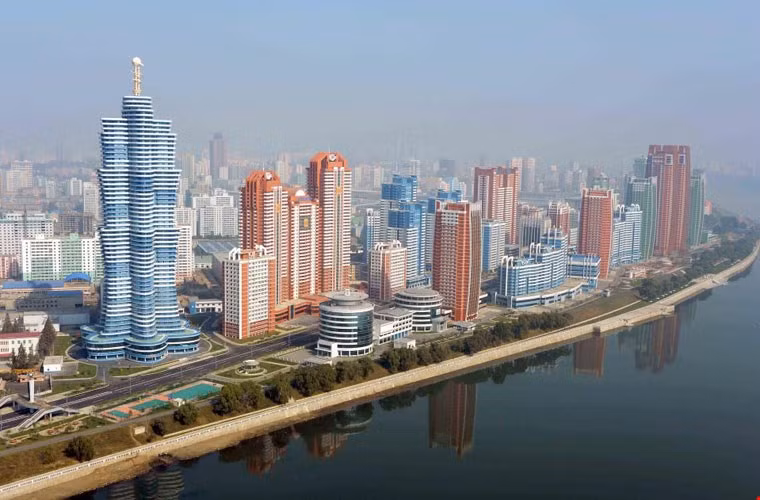 Con phố dành cho các nhà khoa học Mirae mới hoàn tất cũng là một công trình dân sinh hiện đại ở đất nước Triều Tiên. Bức ảnh về con phố trên được KCNA công bố vào hôm 21/10 cho thấy hàng loạt các tòa nhà cao tầng mọc san sát nhau ở bên bờ sông.