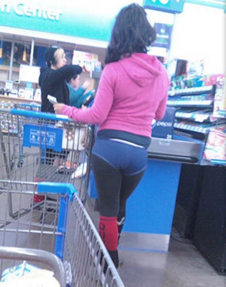 Có vẻ như người phụ nữ này đang mặc lộn quần lót ra bên ngoài.