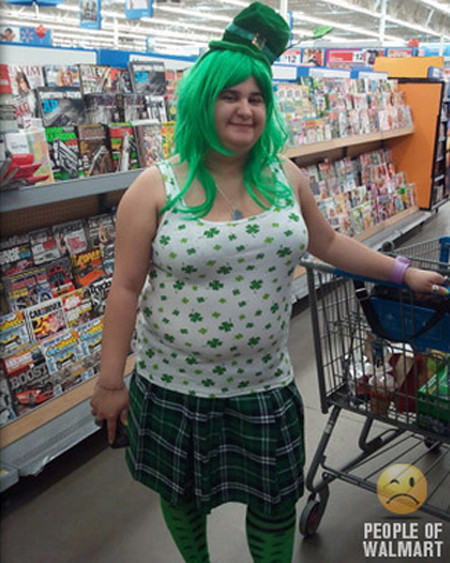 Quý bà tóc xanh gây sự chú ý trong siêu thị.