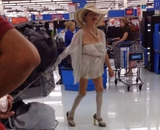 Quý bà ăn mặc diêm dúa kéo xe hàng đi trong siêu thị.