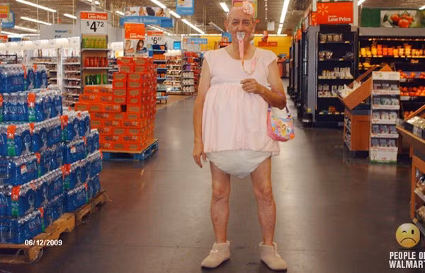 Quý ông mặc giống như một đứa trẻ.