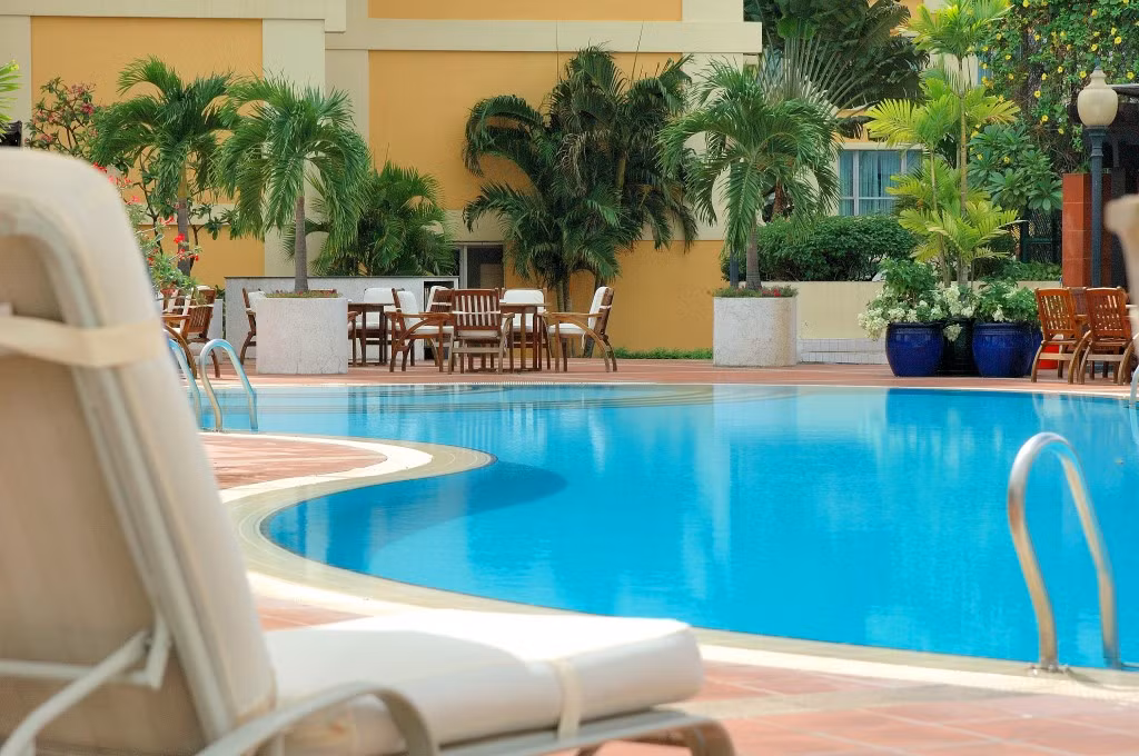 Để giải trí, du khách có thể thư giãn bên cạnh bể bơi, chơi tennis hay tập thể dục với đầy đủ dụng cụ.