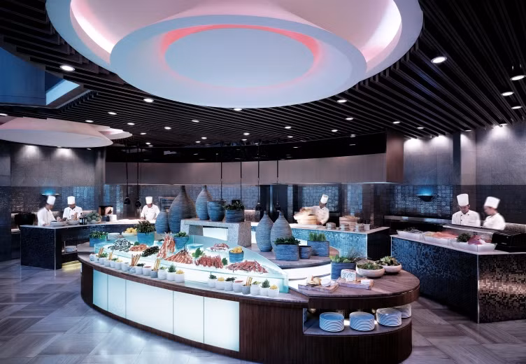 Về việc ăn uống, New World cung cấp nhiều lựa chọn tại nhà hàng của khách sạn.