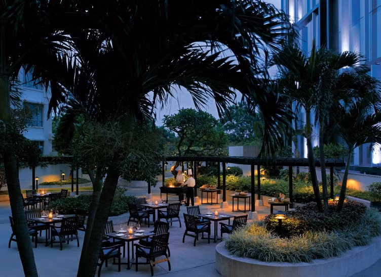 Khách cũng có thể trải nghiệm bàn ăn ngoài trời lãng mạn của nhà hàng này.