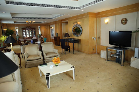 New World là khách sạn 5 sao đầu tiên tại Việt Nam nằm ngay trung tâm TP HCM đủ tiêu chuẩn quốc tế đón tiếp du khách, doanh nhân và chính khách nước ngoài.