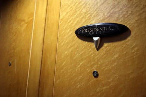 Đoàn của Tổng thống Mỹ Barack Obama tới TP HCM sẽ gồm nhiều nhóm và ở tại 7 khách sạn khác nhau trong thành phố. Trong các khách sạn này có Park Hyatt Saigon, Sheraton, Intercontinental, Caravelle, Sofitel, Riverie và khách sạn New World Sai Gon. Các khách sạn này đều tập trung ở khu vực ở trung tâm Quận 1.