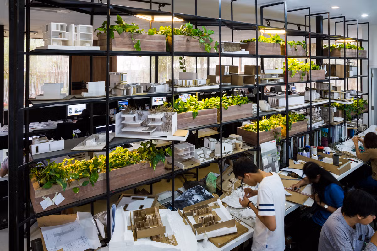 Các khu văn phòng được ngăn cách với nhau bằng các kệ trồng cây xanh và lưu trữ mô hình nhà ở của công ty.