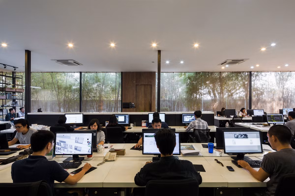 Văn phòng này được thiết kế đơn giản và thuận tiện cho các nhân viên làm việc thoải mái.