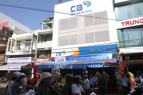 Tháng 5/2013, Phạm Công Danh đã chỉ đạo tạo dựng hồ sơ khống trong việc nâng cấp hệ thống CoreBanking để khống để rút 63,276 tỉ đồng. Từ tháng 6-7/2013 và tháng 2-3/2014, Danh đã chỉ đạo các đồng phạm thực hiện lập hồ sơ khống về việc thuê trụ sở tại 268 Tô Hiến Thành và 816 Sư Vạn Hạnh (quận 10, TP.HCM) với hai công ty của Phạm Công Danh gây thiệt hại 581,6 tỉ đồng cho VNCB.