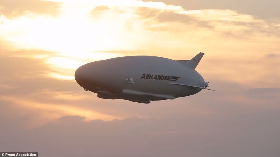 Airlander 10 ban đầu được phát triển cho quân đội Mỹ với vai trò là máy bay do thám, nhưng sau đó dự án bị dừng lại do ngân sách cắt giảm.
