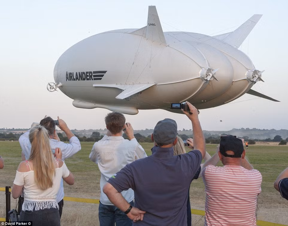 Đặc biệt, Airlander 10 có thể cất cánh và hạ cánh theo chiều dọc trên mọi địa hình, từ đất bằng, băng tuyết, sa mạc tới mặt nước.