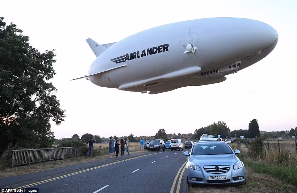 Airlander 10 đã hoàn thành hành trình đầu tiên dài 20 phút gồm cất và hạ cánh tại sân bay Cardington, Anh. Trước đó, chiếc máy bay lớn nhất thế giới này đã hoãn chuyến bay dự kiến vì trục trặc kỹ thuật vào ngày 14/8.