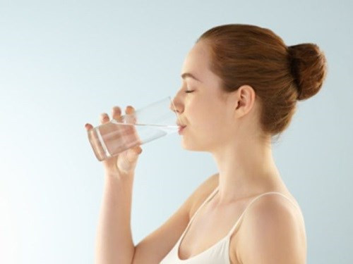  3. Chọn ly uống nước đúng cách. Chúng ta đều biết uống nước giúp thanh lọc cơ thể, đào thải độc tố, ngăn ngừa cơn thèm ăn và hỗ trợ giảm cân. Thế nhưng không phải ai cũng biết rằng lựa chọn ly uống nước đúng cách còn giúp hạn chế lượng calo nạp vào cơ thể hiệu quả. Hãy lựa chọn các loại ly mỏng, có thành cao nhé!