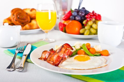 2. Ăn bữa sáng giàu protein. Một số người cho rằng, nhịn ăn sáng sẽ giúp họ giảm cân thành công. Thực tế không phải vậy, bữa sáng đóng một vai trò vô cùng quan trọng. Bạn nên ăn một bữa sáng nhiều protein để tăng cảm giác no lâu, hạn chế cơn thèm ăn vặt và có xu hướng nạp ít calo hơn khi vào bữa trưa.