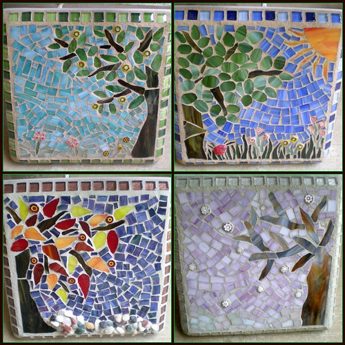 Bức tranh hoa cỏ bốn mùa bằng gốm sứ đẹp mắt.