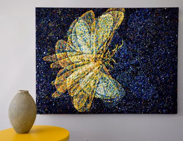 Tranh gốm sứ đầy tính nghệ thuật khiến ai cũng phải ngắm nhìn khi bước vào nhà.