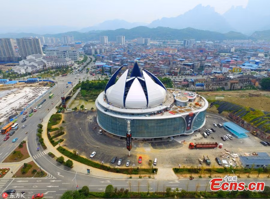 Nhìn từ xa, quán bar này nhìn như một bông hoa sen khổng lồ đang bung nở.