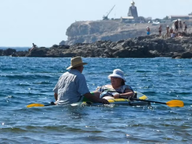 Bà nó bơi nhanh lên đi thuyền sắp chìm rồi.