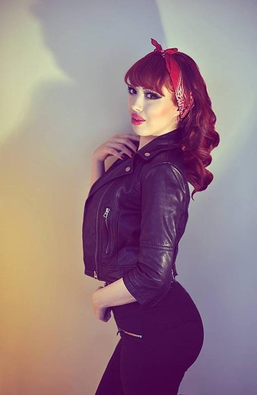 Tháng 12/2014, nữ tiếp viên hàng không Zuhal Sengul (31 tuổi) của hãng Turkish Airlines đã bị sa thải vì đăng những tấm ảnh hở hang trên một tờ tạp chí của Italy.