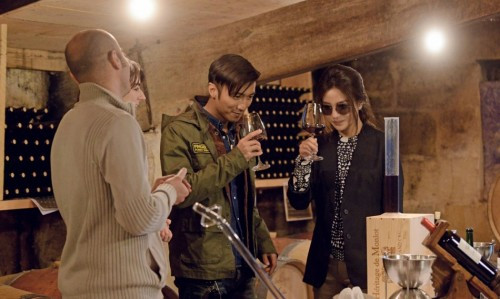 Diễn viên Tạ Đình Phong cũng được mời tới thưởng rượu trong hầm ủ nhà đồng nghiệp.