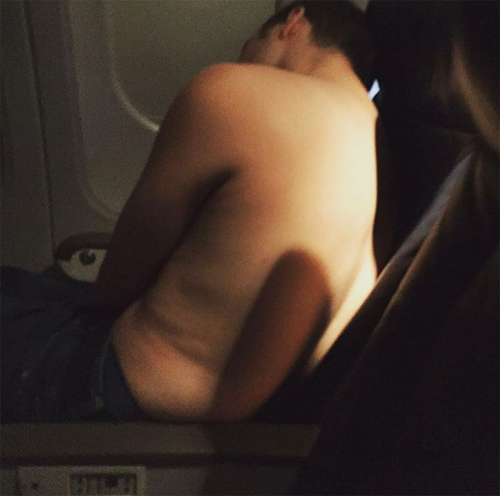 Hành khách cởi trần ngủ trên máy bay khiến người xung quanh ái ngại.