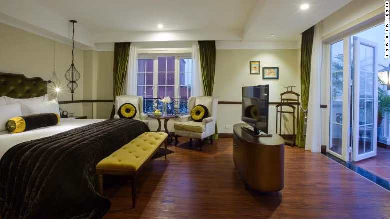  Khách sạn Việt Nam lọt top là Hanoi La Siesta Hotel and Spa. Khách sạn này đứng thứ 4 trong danh sách. Nằm khá gần với Hồ Hoàn Kiếm và những địa điểm thu hút khách du lịch, khách sạn Hanoi La Siesta Hotel and Spa gồm 50 phòng rộng rãi và sang trọng. Giá phòng trung bình ở đây là 109 USD/đêm.