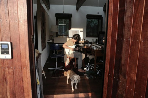 Nội thất mang phong cách đồng quê với tông màu trắng và nâu đất. Trong hình là không gian để hai vợ chồng có thể sáng tác, ghi âm.