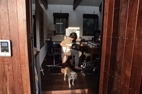 Nội thất mang phong cách đồng quê với tông màu trắng và nâu đất. Trong hình là không gian để hai vợ chồng có thể sáng tác, ghi âm.