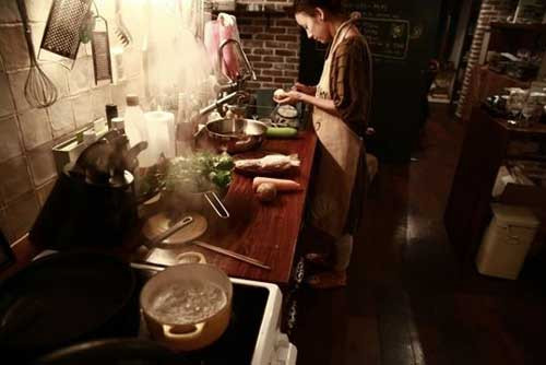 Gian bếp đơn gian trong nhà của cặp đôi.