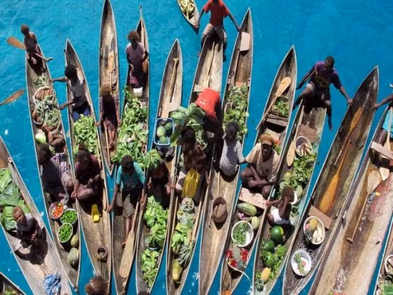 Chợ nổi trên đảo Solomon, Australia: Nằm ở phía đông bắc của Australia, phía đông của Papua New Guinea, Solomon có khu chợ nổi chỉ tập hợp các hàng bán nhỏ lẻ của người dân địa phương nhưng cũng rất đông đúc và nhộn nhịp.