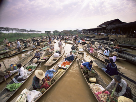 Chợ nổi Inle buôn bán khá đa dạng các mặt hàng, từ hoa quả, nước uống đến bát đũa, đồ gia dụng...